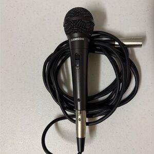 Samson R31S microphone. Like new condition with cord.